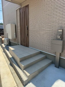 シンプルな機能門柱とゆったりとした階段