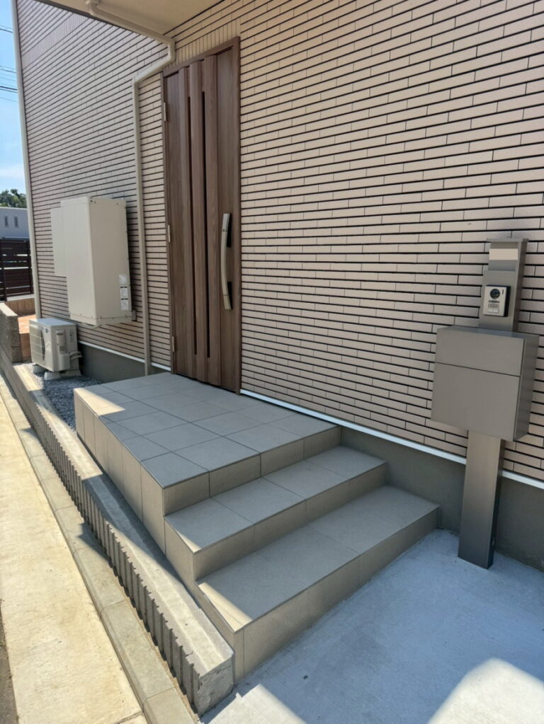 シンプルな機能門柱とゆったりとした階段