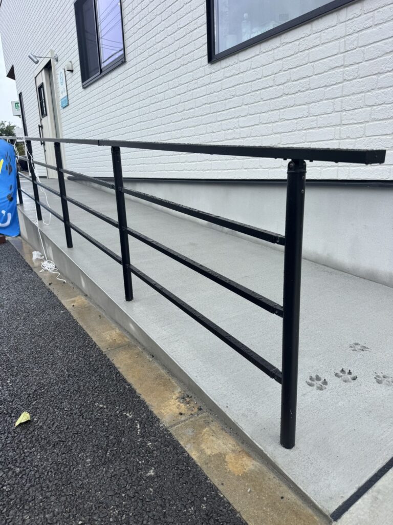 なだらかなスロープと手すり