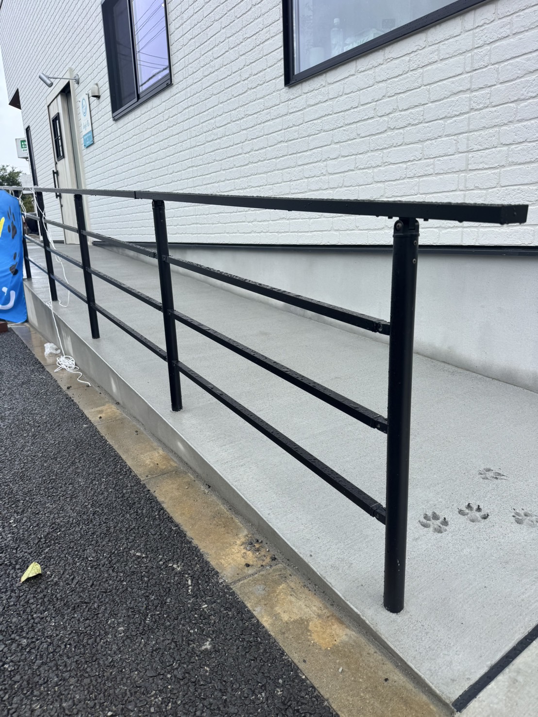 なだらかなスロープと手すり