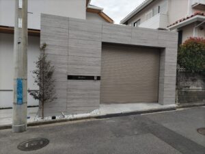 横浜市H様邸｜RC杉板のシャッターガレージ