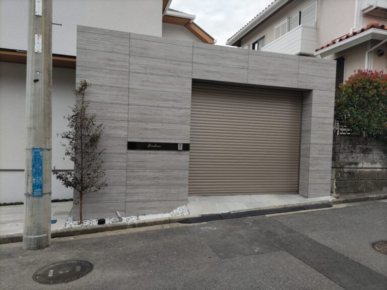 横浜市H様邸｜RC杉板のシャッターガレージ